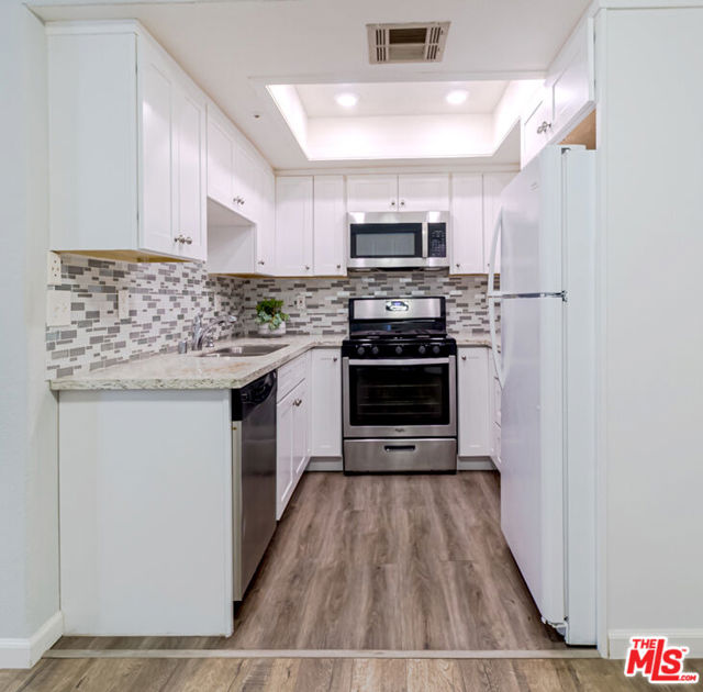 347 West Stocker Street, 212 photo 6
