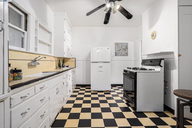925 GRANDVIEW AVE, Martinez CA: https://media.crmls.org/mediaz/1d6f3efd-0b7a-4b20-bd35-6076d17462ba.jpg
