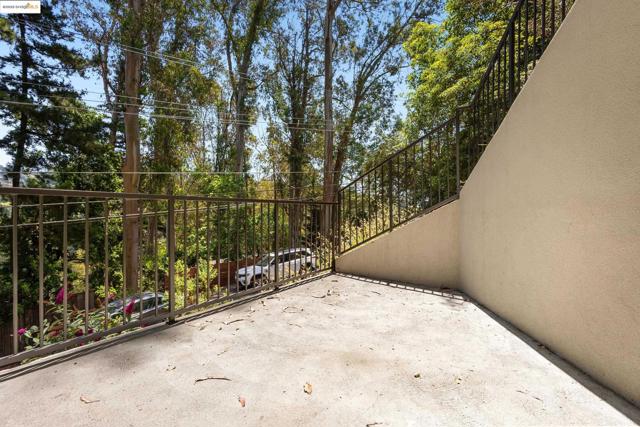 5915 Balboa Dr, Oakland CA: https://media.crmls.org/mediaz/1d6fb277-b718-4f92-a931-f47beceead33.jpg