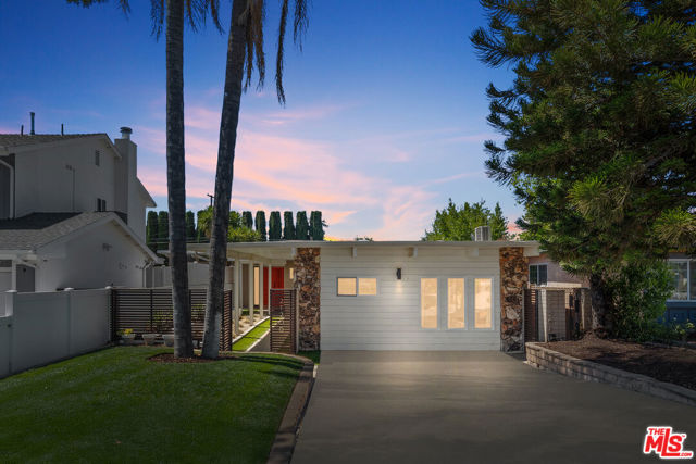 21206 Merridy Street, Chatsworth CA: https://media.crmls.org/mediaz/1d703880-52ce-4351-8daa-846987bafca1.jpg