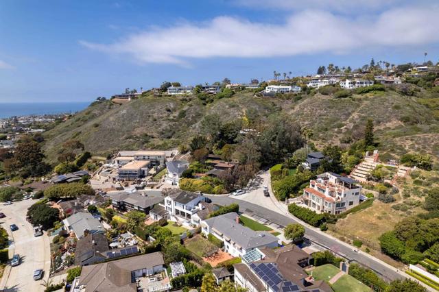 6018 Folsom Drive, La Jolla CA: https://media.crmls.org/mediaz/1d70d560-7d0e-4fb3-ac95-52553dd3b14e.jpg