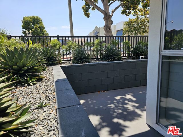 1617 Broadway, Santa Monica CA: https://media.crmls.org/mediaz/1d72935f-f883-4580-ba37-d8441075e3c7.jpg