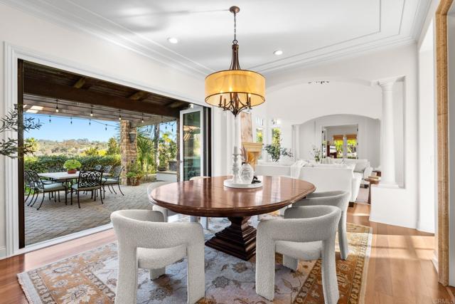 Detail Gallery Image 11 of 51 For 3376 Calle Tres Vistas, Encinitas,  CA 92024 - 5 Beds | 5/1 Baths