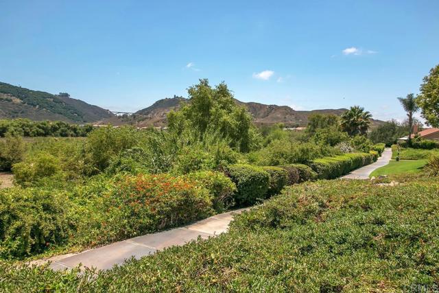 4016 Lake Shore Lane, Fallbrook CA: https://media.crmls.org/mediaz/1d772e9a-8849-4494-ad60-3774803aeab6.jpg