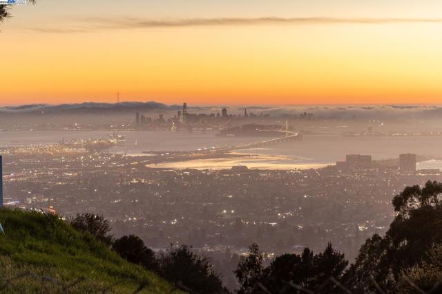 7041 DEVON WAY, Berkeley CA: https://media.crmls.org/mediaz/1d7758d8-583e-4fd0-84a4-9535df0b882e.jpg