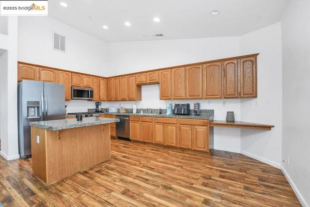 562 Douglas Drive, Brentwood CA: https://media.crmls.org/mediaz/1d7892f2-168d-41a2-9e89-1239f9b1f7f3.jpg