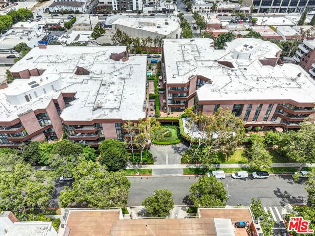 300 N Swall Drive, Beverly Hills CA: https://media.crmls.org/mediaz/1d791fa5-a89f-4c23-85a7-c95cd6b42dac.jpg