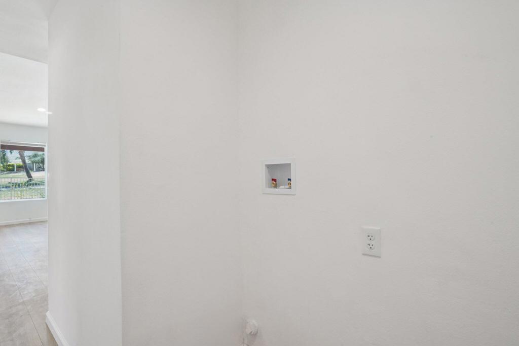 https://media.crmls.org/mediaz/1d7a5b33-055d-4bca-accc-f9b015bff424.jpg?preset=X-Large