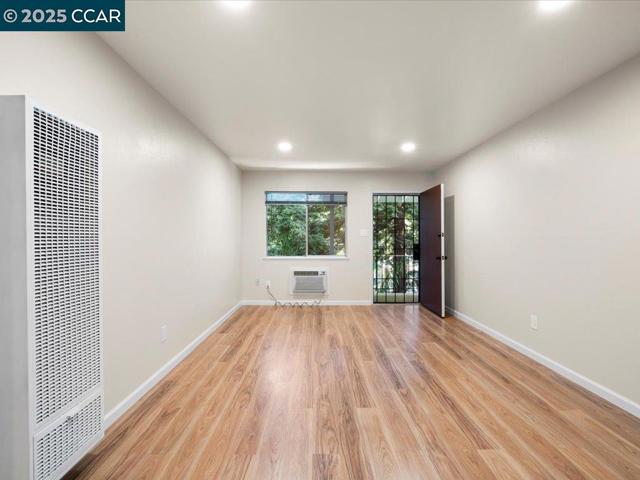 221 Green St, Martinez CA: https://media.crmls.org/mediaz/1d7ad515-9259-4352-9f6a-8f573d777d76.jpg