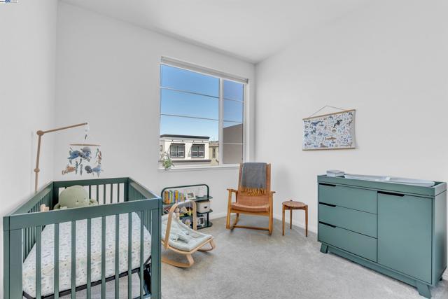 2866 Crusader st, Alameda CA: https://media.crmls.org/mediaz/1d7ad9f5-476d-4c0e-a74b-310fca58237c.jpg