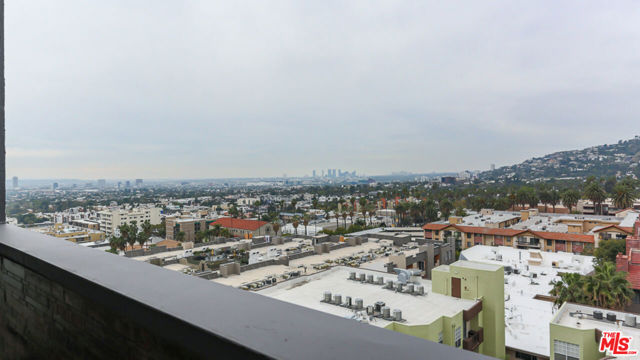 7250 Franklin Avenue, Los Angeles CA: https://media.crmls.org/mediaz/1d7ae377-2026-456a-9fb0-a53df4107fb2.jpg