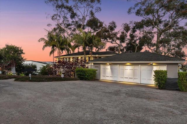 2205 Locust St, San Diego CA: https://media.crmls.org/mediaz/1d7b9e54-883b-458b-9109-2b06d9e9d455.jpg