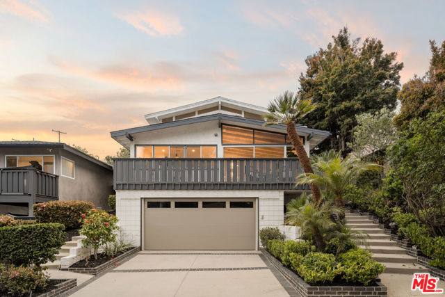 8247 Billowvista Drive, Playa del Rey CA: https://media.crmls.org/mediaz/1d7c0262-7cfe-44c9-829b-6816e3f5256f.jpg