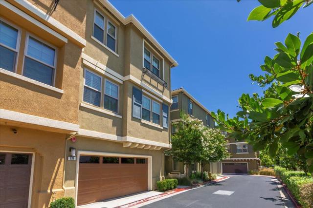 639 Cinnamon Circle, Mountain View CA: https://media.crmls.org/mediaz/1d7da824-e6cd-4d97-bdf6-c45d0654e84f.jpg