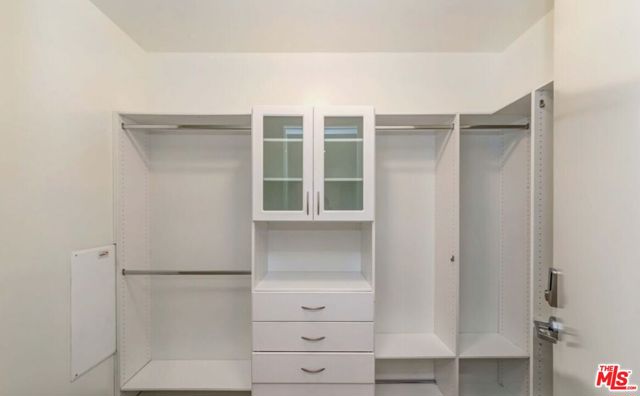 801 S Grand Avenue, Los Angeles CA: https://media.crmls.org/mediaz/1d7f25fa-4caa-476f-a40f-a89b6a9036a3.jpg