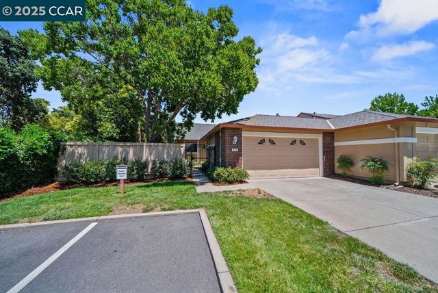 672 Savoy Ct, Walnut Creek CA: https://media.crmls.org/mediaz/1d8149f7-9386-46ad-8214-4c1c710dbe1c.jpg