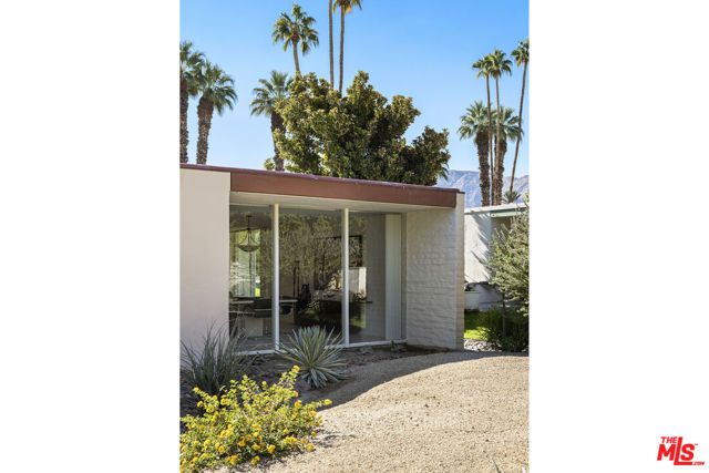 6 Cody Court, Rancho Mirage CA: https://media.crmls.org/mediaz/1d81518c-5c8d-4c05-86ba-b16b4cc16581.jpg