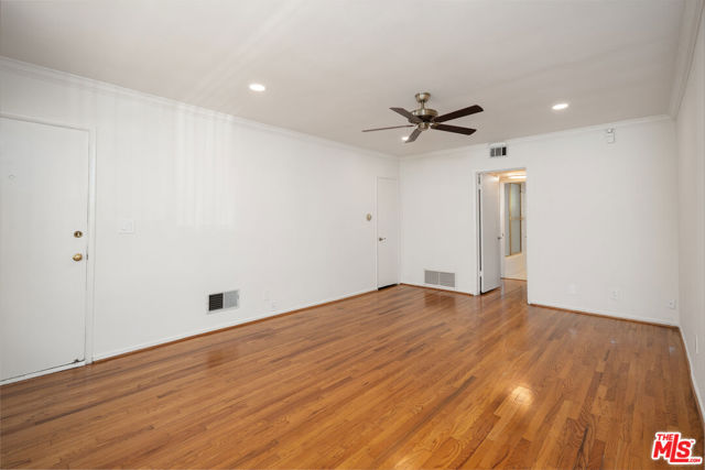 256 S Doheny Drive, Beverly Hills CA: https://media.crmls.org/mediaz/1d82a581-bfdf-451c-845a-c87df66abf34.jpg