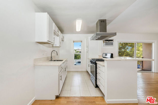 423 N Harvard Boulevard, Los Angeles CA: https://media.crmls.org/mediaz/1d843250-f108-42d4-83b1-69aba779f95e.jpg