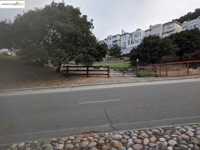 0 Redwood Rd, Oakland CA: https://media.crmls.org/mediaz/1d844ec7-e4a2-40bf-ab09-6aaa8ab62323.jpg
