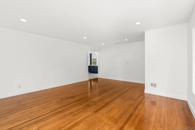 614 Fifth Ave, Chula Vista CA: https://media.crmls.org/mediaz/1d84ba65-9598-4277-b9e9-9ae31de19564.jpg