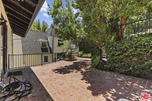 5940 Manola Way, Los Angeles CA: https://media.crmls.org/mediaz/1d85f63d-8e9a-499a-bb3a-8f70f9bae242.jpg