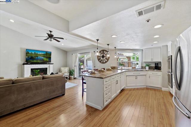 335 Beverly St, Livermore CA: https://media.crmls.org/mediaz/1d862341-d776-47c5-8c8b-9d91ff0e3caa.jpg