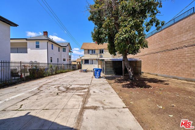 1612 Arlington Avenue, Los Angeles CA: https://media.crmls.org/mediaz/1d86536d-3011-44dd-add0-3c4e60cf2bcf.jpg