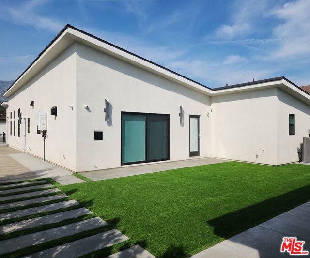 422 Almond Avenue, Monrovia CA: https://media.crmls.org/mediaz/1d86c07c-249e-4f49-8f61-b41f3a2c6cec.jpg