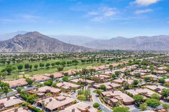 50375 Via Serenidad, La Quinta CA: https://media.crmls.org/mediaz/1d87deef-5f5a-4531-9609-fbeb320e9676.jpg