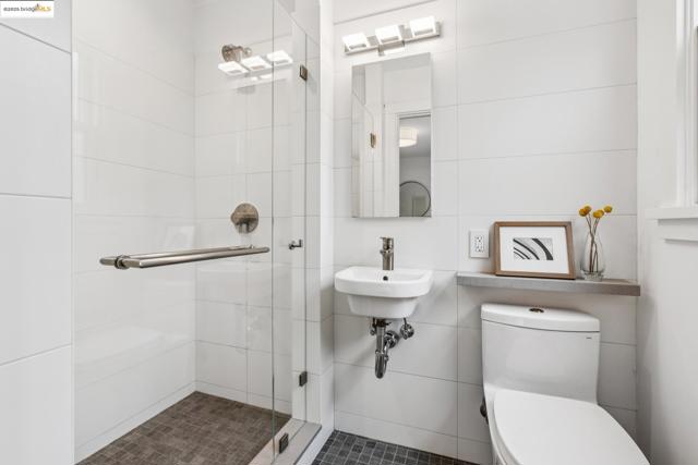 6232 Manoa St, Oakland CA: https://media.crmls.org/mediaz/1d884b2d-779c-422c-a58a-1471c7a5cdd9.jpg