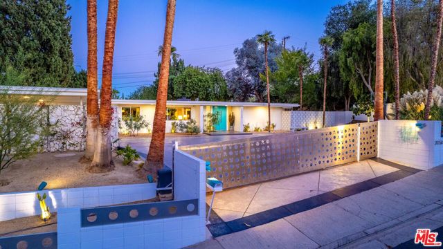 20150 Delita Drive, Woodland Hills CA: https://media.crmls.org/mediaz/1d886fbf-212c-4067-83aa-246368f08210.jpg