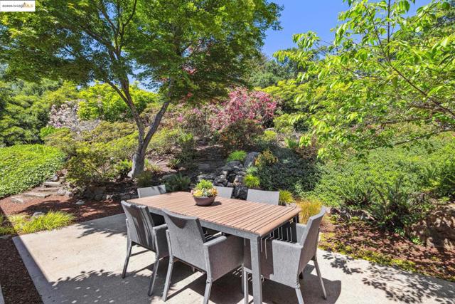 1 Garden Dr, Kensington CA: https://media.crmls.org/mediaz/1d89270f-129d-4817-b4ee-b4cd47ab67c0.jpg