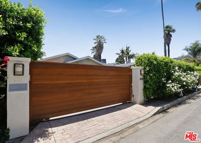15220 Valleyheart Drive photo 3