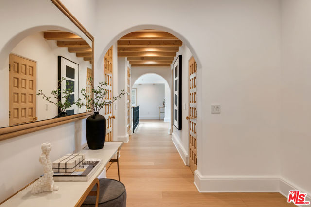 812 N Bedford Drive, Beverly Hills CA: https://media.crmls.org/mediaz/1d8aca16-b80a-4a39-854e-354e7345ad7d.jpg