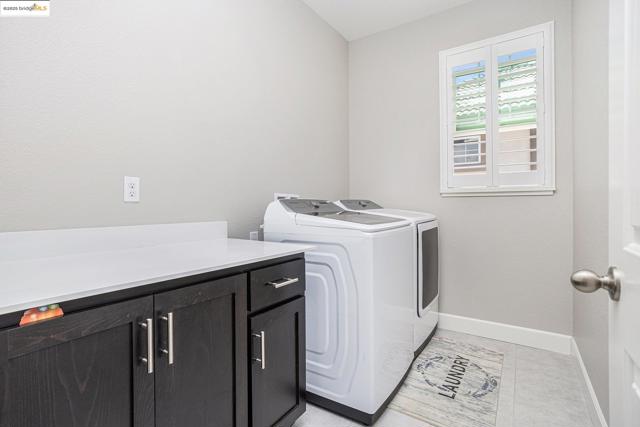 525 Stone Mountain Dr, Oakley CA: https://media.crmls.org/mediaz/1d8b6e17-3f47-407f-917a-a2aa0bef657b.jpg