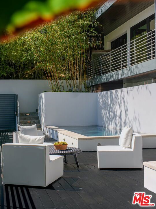 8932 St Ives Drive, Los Angeles CA: https://media.crmls.org/mediaz/1d8c0307-6cfb-4039-a65e-2a5ff2bdf8e3.jpg
