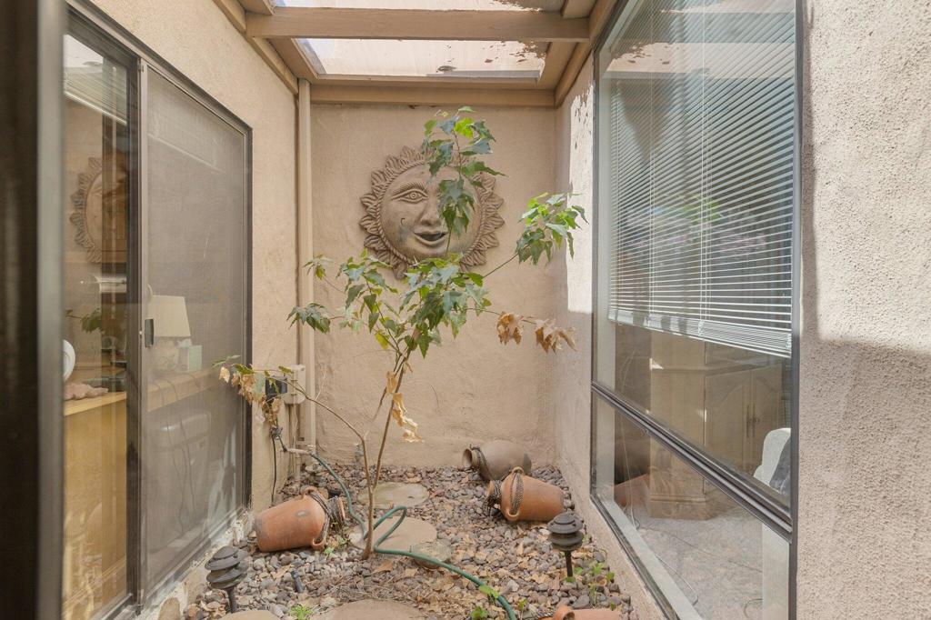https://media.crmls.org/mediaz/1d8c75b0-07c4-4492-9f3d-ecd5ef567b93.jpg?preset=X-Large