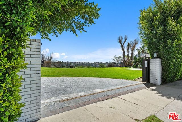 400 Chautauqua Boulevard, Pacific Palisades CA: https://media.crmls.org/mediaz/1d8d3359-c83a-4baa-84f2-3bc5b5af8175.jpg