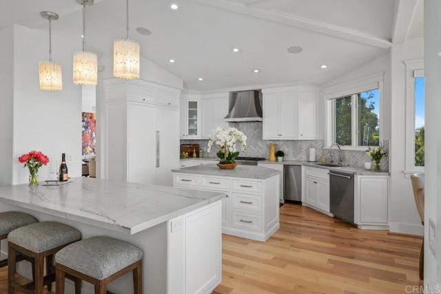 Detail Gallery Image 6 of 30 For 555 Amphitheatre, Del Mar,  CA 92014 - 4 Beds | 3/1 Baths