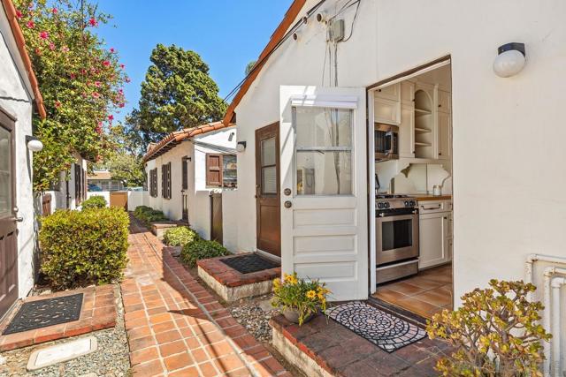 412 G Avenue, Coronado CA: https://media.crmls.org/mediaz/1d8e501d-4bb8-4ce5-9fbb-ce9236e5b9f1.jpg