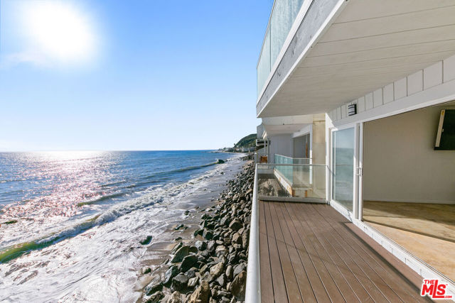 20438 Pacific Coast Highway, Malibu CA: https://media.crmls.org/mediaz/1d8f93b6-19ae-4b31-8d9f-22d7235c43b4.jpg