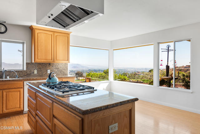 1140 San Clemente Way, Camarillo CA: https://media.crmls.org/mediaz/1d8fd632-3da0-446b-bfe4-792eb245885f.jpg