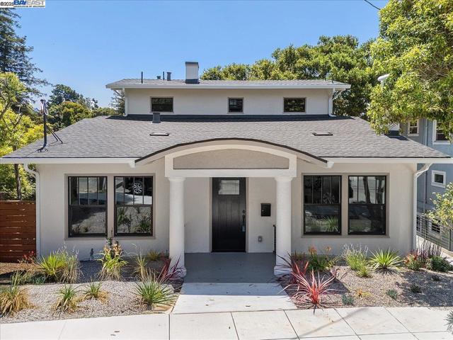 689 Santa Ray Ave, Oakland CA: https://media.crmls.org/mediaz/1d8fd89b-1263-4ef8-a65a-9b0b1bcfbbbc.jpg