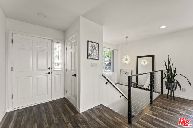 11621 Sunshine Terrace, Studio City CA: https://media.crmls.org/mediaz/1d8ffe28-6557-4317-8529-b1381fd2b516.jpg