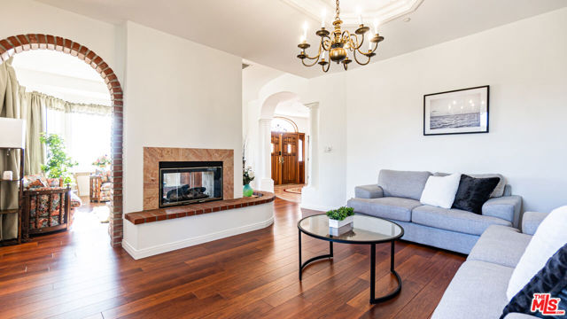 7449 Studio Road, Canoga Park CA: https://media.crmls.org/mediaz/1d90c75a-2f0a-4ead-9aa6-7b8a5dee6b7b.jpg