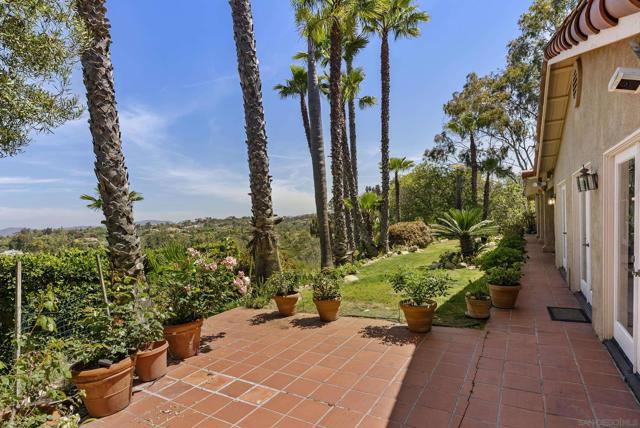 6518 Monte Fuego, Rancho Santa Fe CA: https://media.crmls.org/mediaz/1d918727-9e2d-4e91-b61c-27af874dd2f7.jpg