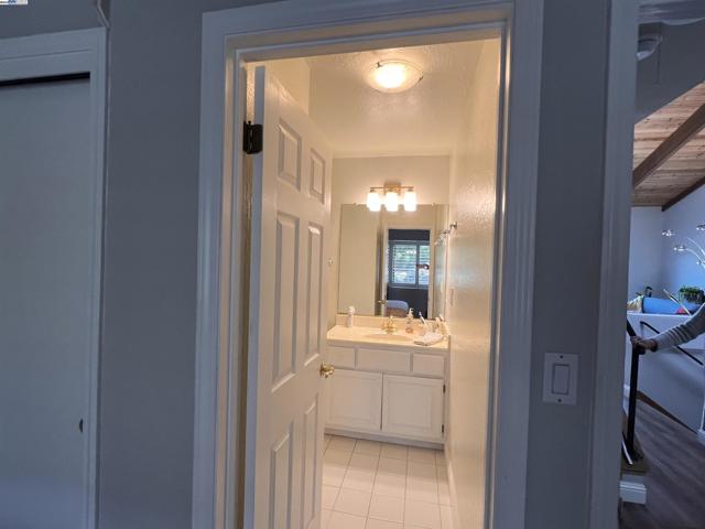 37 Binnacle Hl, Oakland CA: https://media.crmls.org/mediaz/1d91d579-e014-4a28-b40b-3a3654e709f4.jpg