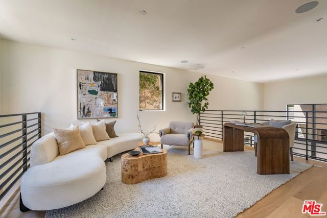 919 1/2 Hilldale Avenue, West Hollywood CA: https://media.crmls.org/mediaz/1d92e225-bfe4-4c6d-9e02-63ed2844da92.jpg