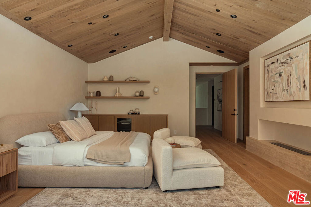 https://media.crmls.org/mediaz/1d930c06-f8d4-4007-92cb-bee32c3ae857.jpg?preset=X-Large